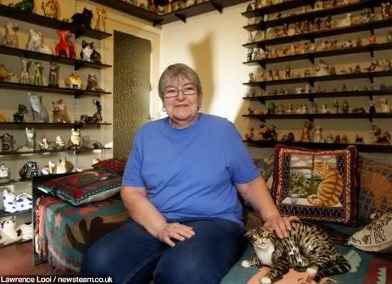 kobieta i kolekcja ceramicznych kotów