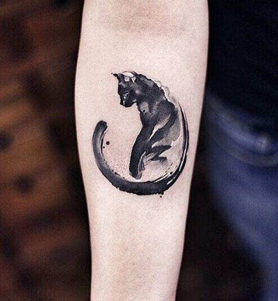 Tatuaż kot na ręce"