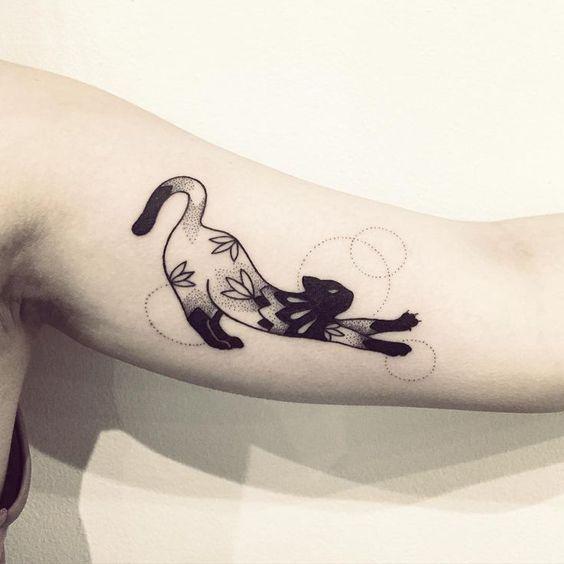 Tatuaż kota z kwiatami"