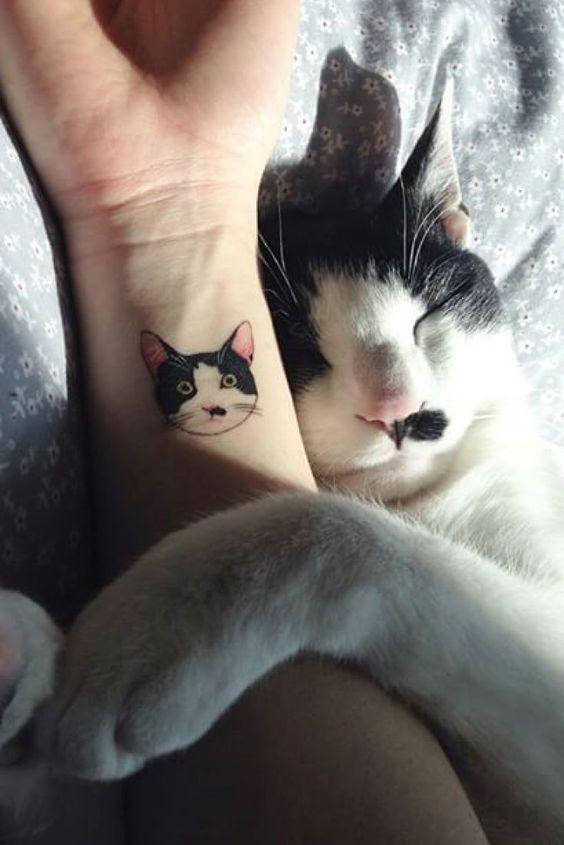 Tatuaż kota na nadgarstku"