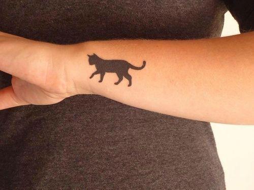 Tatuaż czarny kot na nadgarstku"