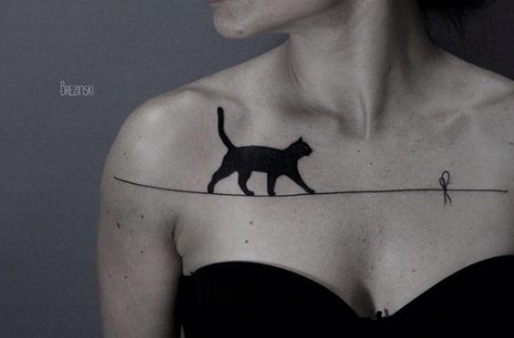 Czarny tatuaż kota"