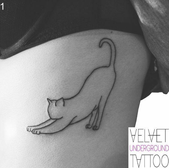 Tatuaż - sylwetka przeciągającego się kota"