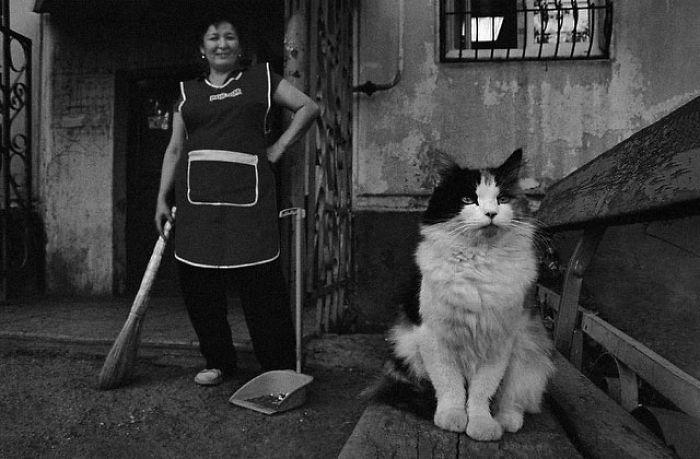 kobieta i kot w kazachstanie