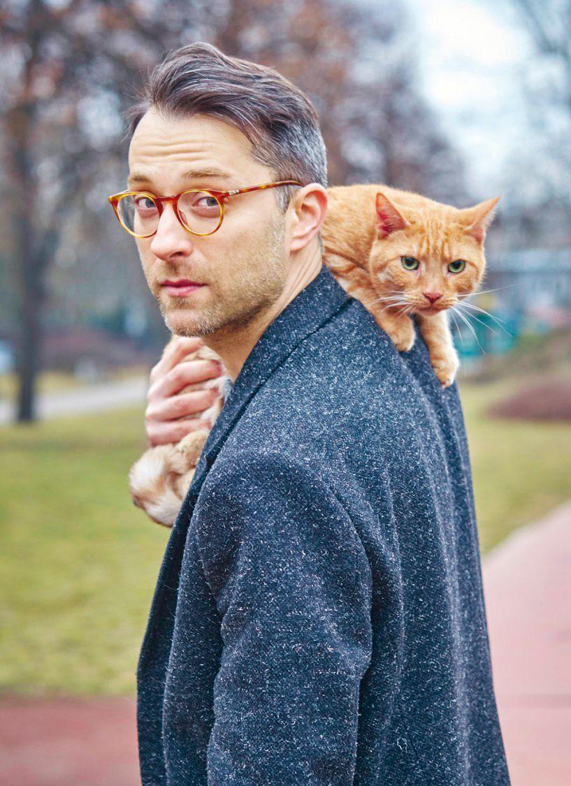 Filip Bobek z kotem na ramieniu