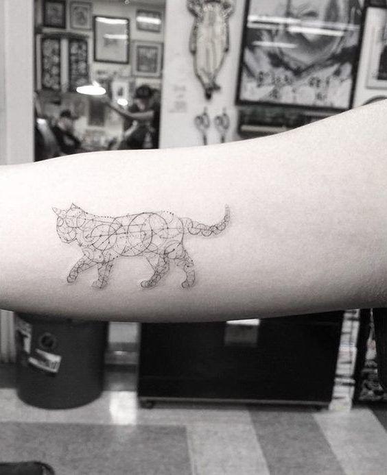 geometryczny tatuaż kota"