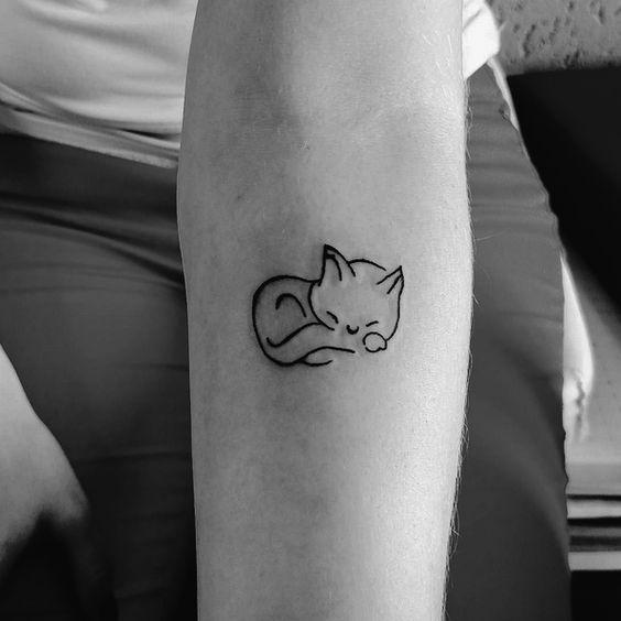Tatuaż - sylwetka śpiącego kota"