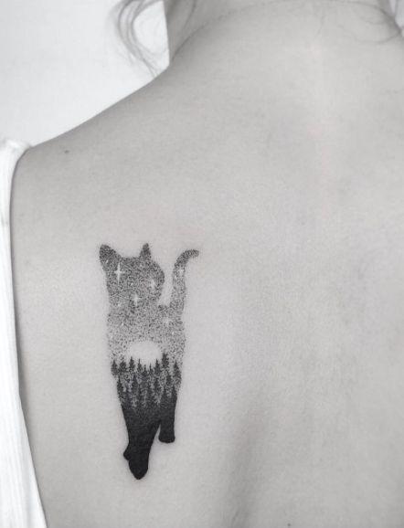 Tatuaż kot na łopatce"