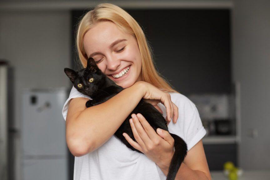 dlaczego warto adoptować czarne koty