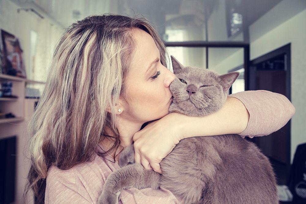 kobieta całuje kota