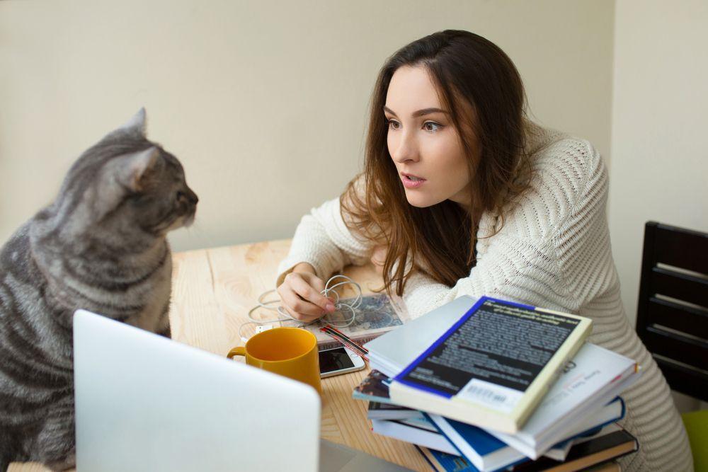kobieta i kot rozmawiają