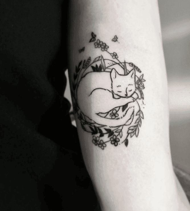 Tatuaż Śpiący kot z kwiatami"
